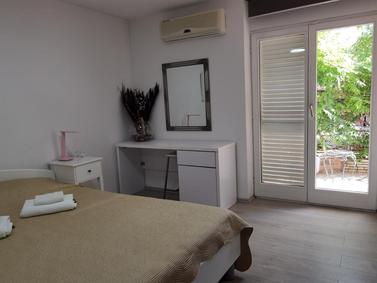 Pine And Lime Apartments Pola Esterno foto